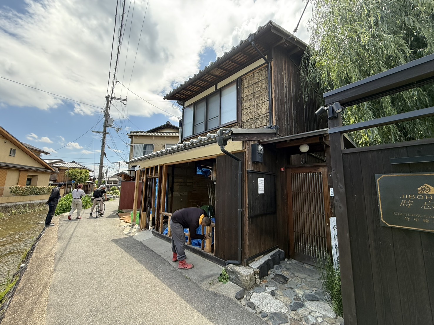 外観改修中の写真です