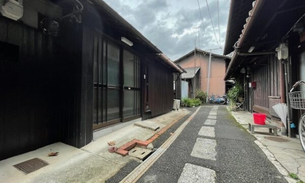 格子窓のある藤西町の京町家（平家）
